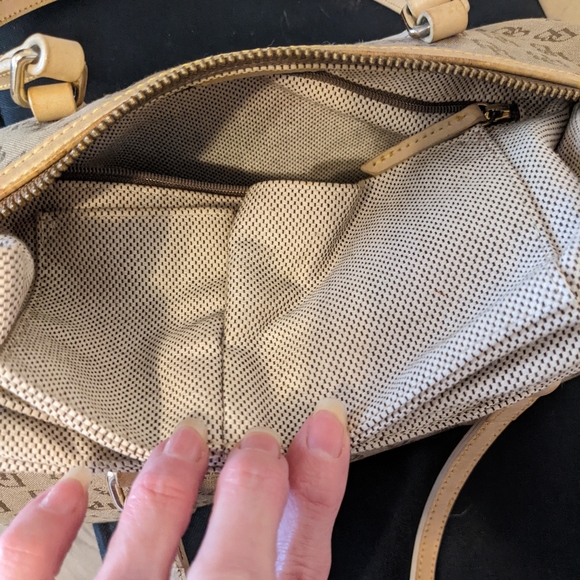 Dooney & Bourke barrel bag - Picture 10 of 14